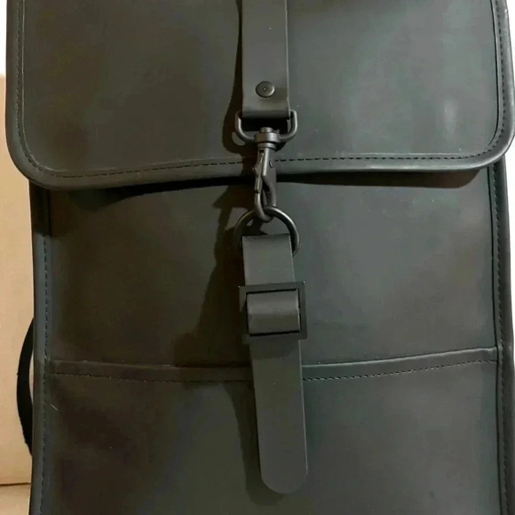 Rains unisex rucksack mit karabinerverschluss black rubber & canvas backpack - Picture 9 of 10